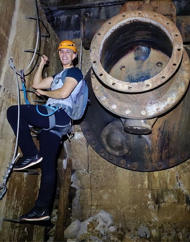Paso singular dentro de la presa en la vía ferrata Presa de los Caballeros