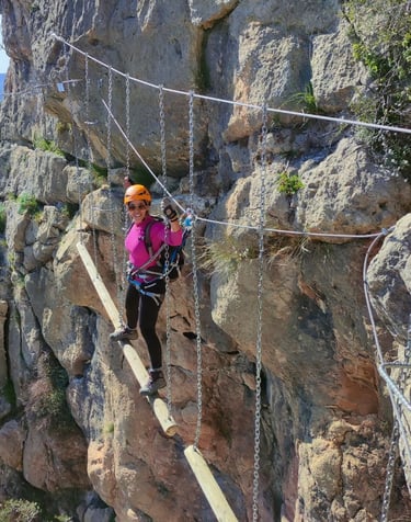 Actividad de vía ferrata en el entorno de Comares con Guadalterra Aventura