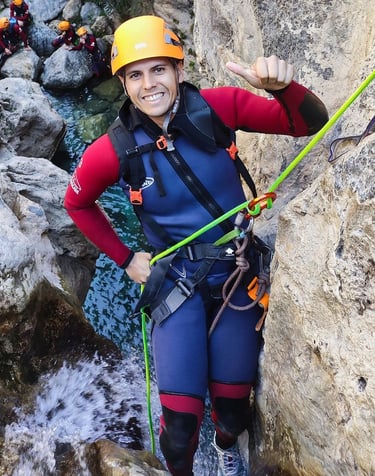 Aventurero descendiendo el barranco de Río Verde durante la actividad guiada.