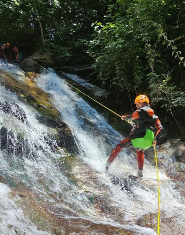 Clientes disfrutando del barranco de Zarzalones con Guadalterra Aventura