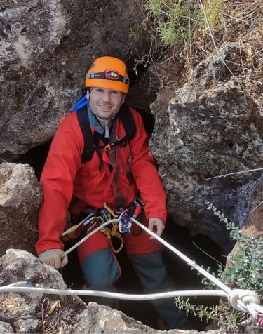 Aventurero durante una actividad de espeleología en la Cueva de la Araña