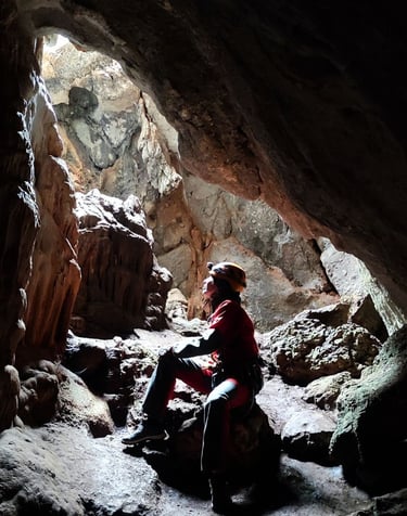 Interior de la Cueva de los Órganos durante una actividad de espeleología guiada