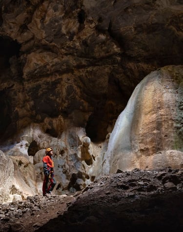 Interior de la cueva de la Tinaja durante una actividad guiada de espeleología