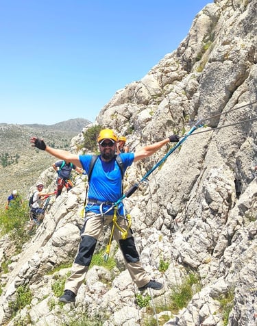Aventurero en la vía ferrata de Zafarraya en Granada