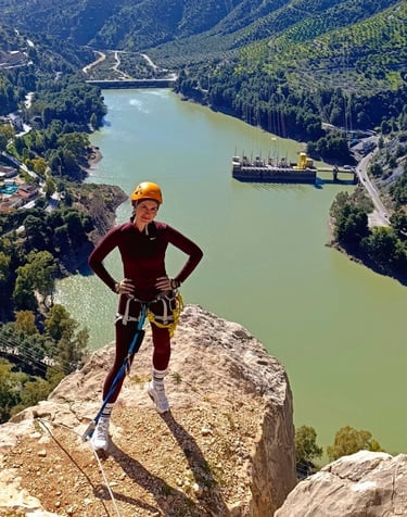 Aventurera durante la vía ferrata del Chorro