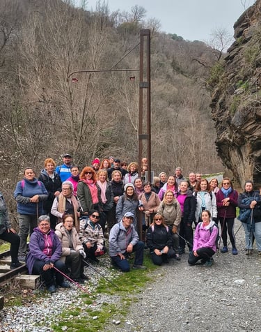 Grupo realizando una ruta de senderismo guiada en el entorno Güejar-Sierra con Guadalterra Aventura
