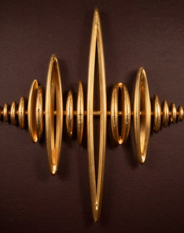 Abstrakte geometrische Komposition aus schwebenden, roségoldenen und warmen, goldenen Ringen, die sich kreuzen und eine stilisierte Schallwelle formen, dunkler Pflaumen-Hintergrund mit feinen Linienmustern, warmes, atmosphärisches Licht.