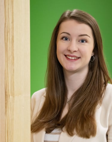 Bild von Elena vor grüner Wand