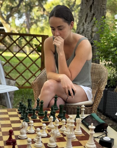 Jugadora de Quaternity concentrada en tablero de madera