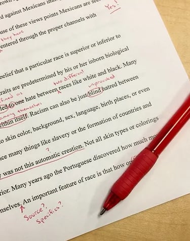 Un suivi au long cours - Une page corrigée au feutre rouge.