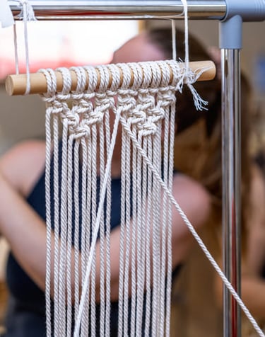 Grupo de estudiantes haciendo macrame colgante