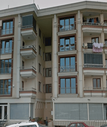 2014 yılında inşa edilen bu proje, 36 daire ve 12 dükkanla konut ve ticari yaşamı bir araya getiriyor.