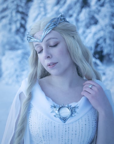 Photo d'une femme en costume d'elfe dans la neige