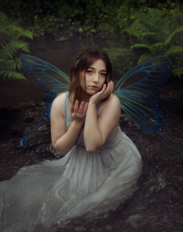 Photo féerique d'une femme avec des ailes de fée dans l'eau d'une rivière