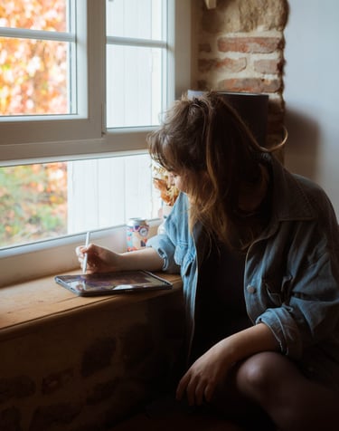 Photo d'une femme en train de créer une illustration