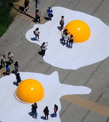 "Eggcident", instalação artística de Henk Hofstra no Largo da Batata.