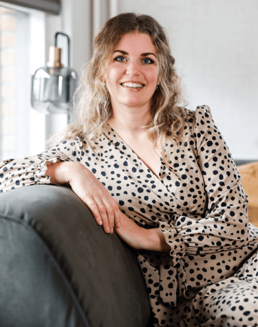 hypnose therapeut zittend op de bank, kijkend naar de camera