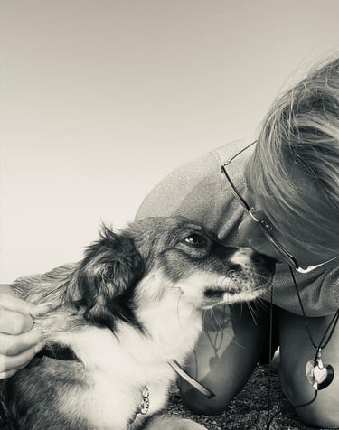 Vrouw knuffelend met hond