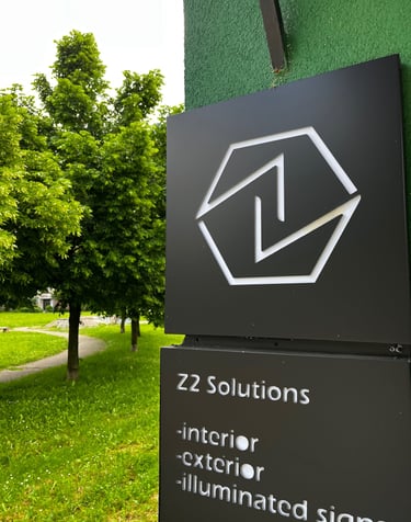 Sjedište firme Z2 Rješenja sa istaknutim znakom i pogledom na obližnja drveća