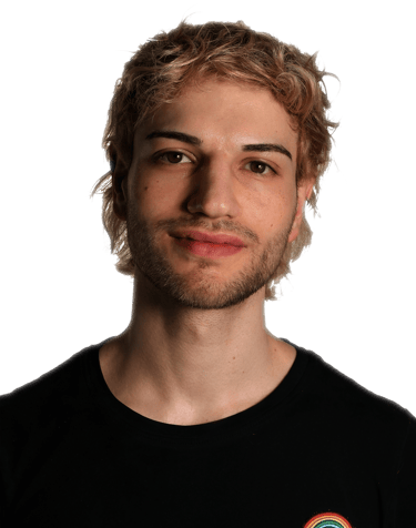 Hier ist ein Bild von Konstantin Michaelis. Blonde kurze Haare, 3-Tage Bart, Schwarzes Tshirt