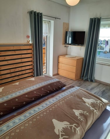 alt="camera matrimoniale appartamento affitto val di Fassa"