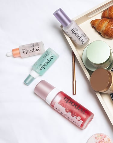 Produits cosmétiques et skincare Yepoda colorés sur un lit