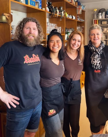 Ziwei samen met IJslandse locals tijdens haar werkervaring in IJsland