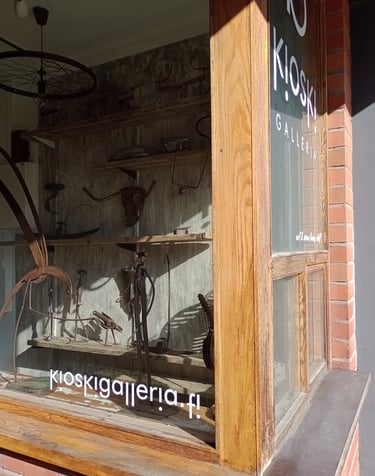 KioskiGalleri Tampereen Kalevassa on avoinna vaihtelevasti.