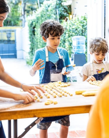 menino preparando nhoque