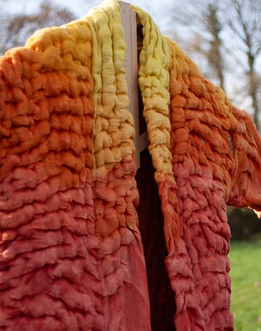 karine-nguyen-van-tham-mon père soleil levant-manteau sculpté, toison de brebis, teintures végétales