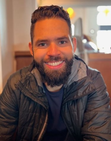 Um cliente feliz e sorridente