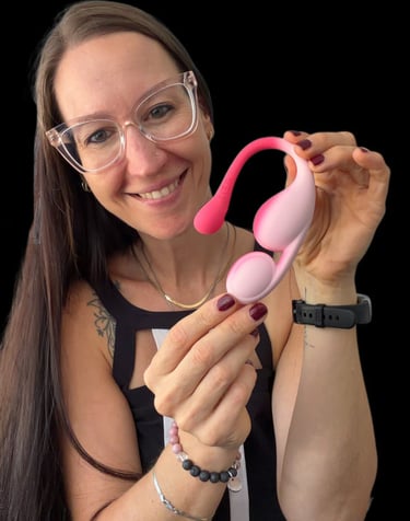 Pleasurelit Patricia holding the Vibrosa vibrator from Honey Play Box for the review