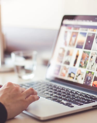Detaljan prikaz programskog koda na ekranu laptopa – tehnička optimizacija i popravka grešaka na veb