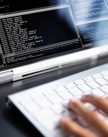Prikaz kompleksnog koda i SQL upita na laptopu – identifikacija i rešavanje skrivenih tehničkih prob