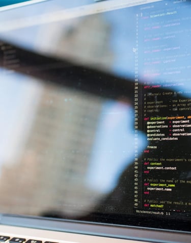 Detaljan prikaz programskog koda na ekranu laptopa – tehnička optimizacija i popravka grešaka na veb