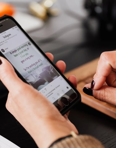 Korišćenje Instagram aplikacije na pametnom telefonu za biznis – prikaz strateškog vođenja društveni