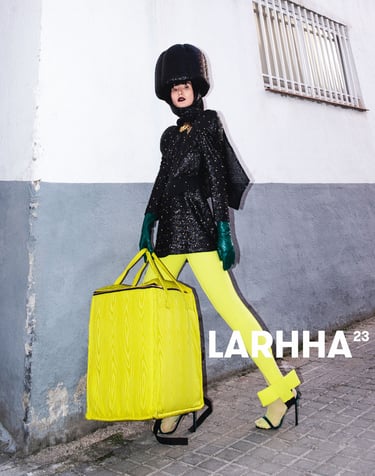 Modelo con look y bolso de Larhha