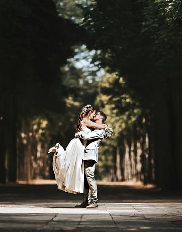 Brautpaar beim Hochzeitsshooting in einem Waldweg bei Oranienburg – natürlicher Moment einer Hochzeitsreportage