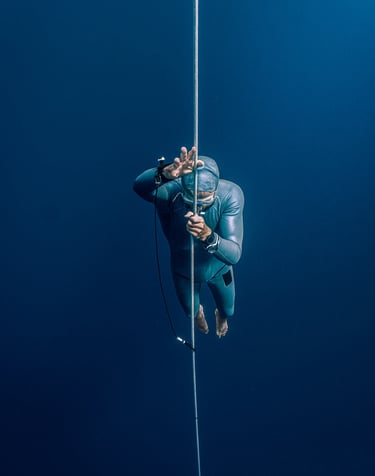 apnea athlete live underwater photography open water by Laura Mommicchi