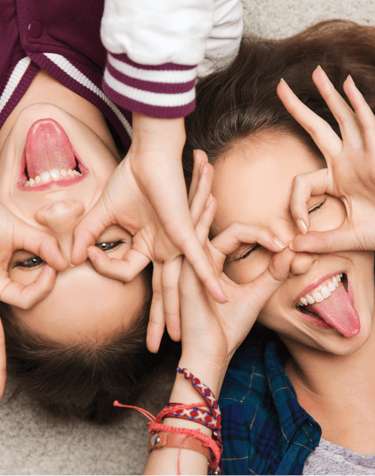 Photo de deux adolescentes qui font une grimace