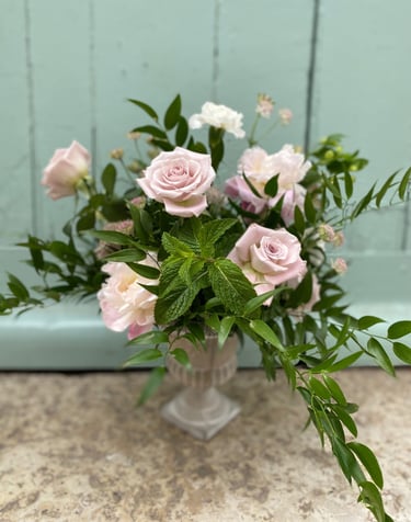 composition fleurs fraiches estivales menthe et roses