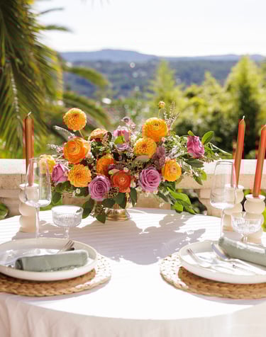 table mariage avec centre de table fleuri couleurs vives pops