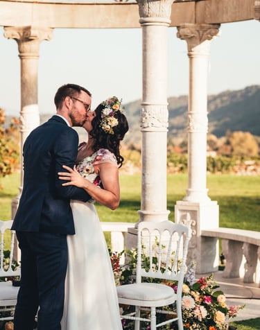 couple de mariés s'embrassant