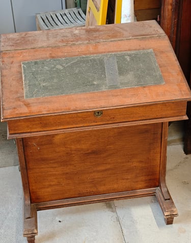 Ancien bureau d'écolier avant restauration