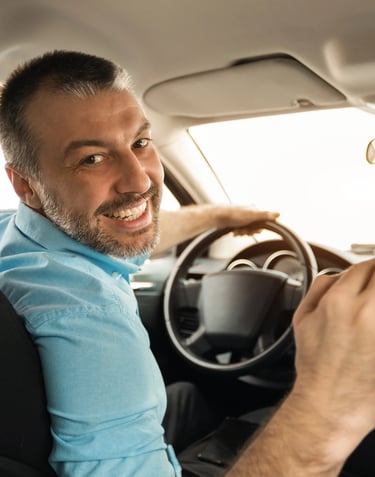 Hombre feliz conduciendo por la ciudad