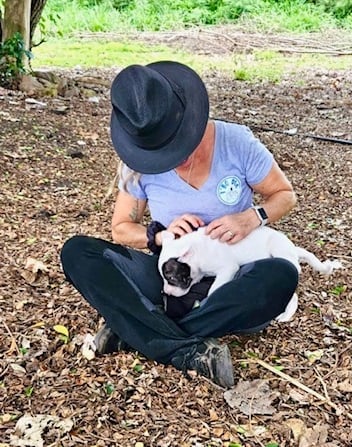 Femme avec chiot et chapeau