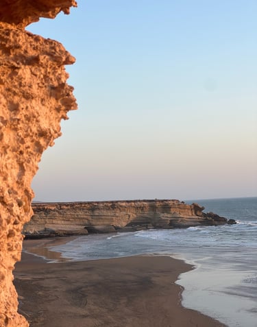 vue depuis le haut d'une falaise sur la magnifique plage d'Iftane  au coucher de soleil