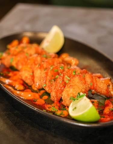 Crevettes épicées halal servies avec citron au restaurant La Parisienne à Nîmes