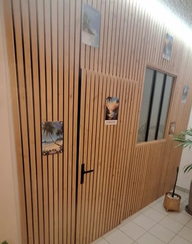 habillage mural en tasseaux de bois