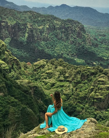 Mujer sentada ante impresionante vista de Tepoztlan